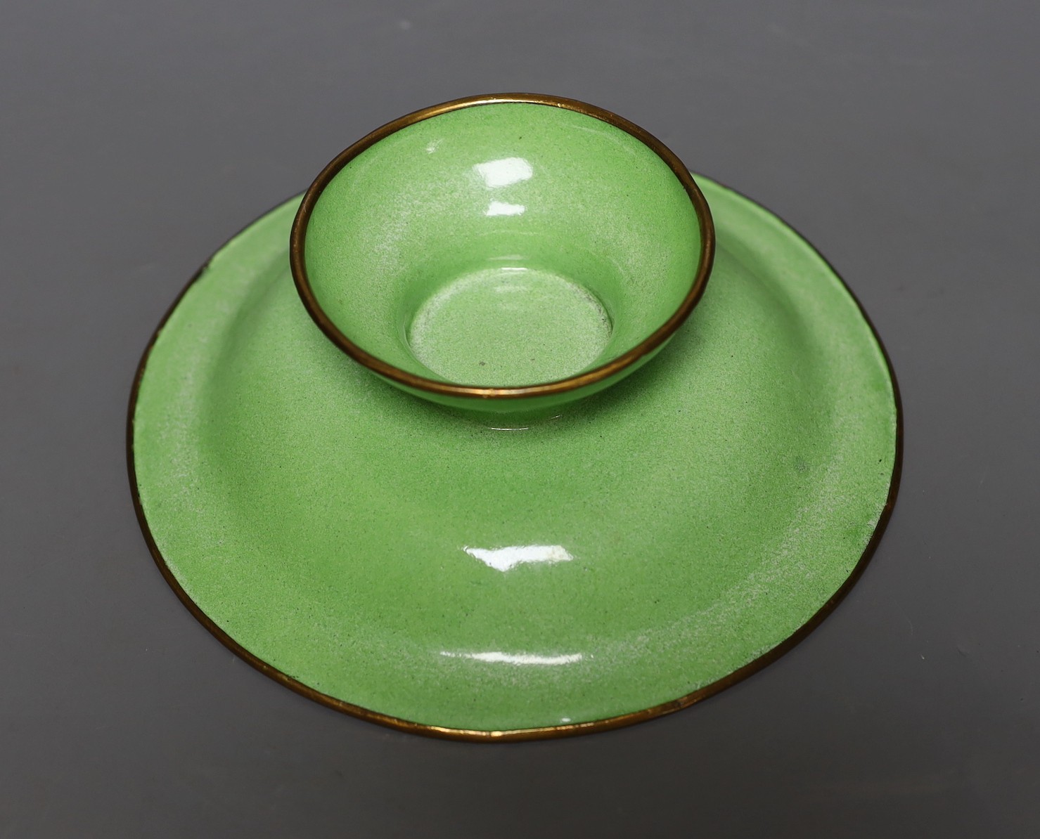 A Chinese Guangzhou enamel 'eagle' dish, 19cm